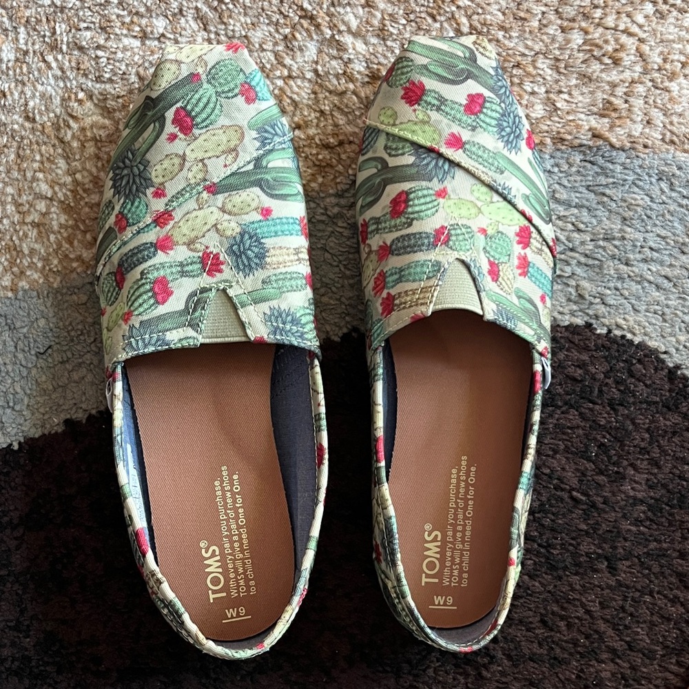 TOMS Women's Cactus Pattern Flats - Green and Res Size 9